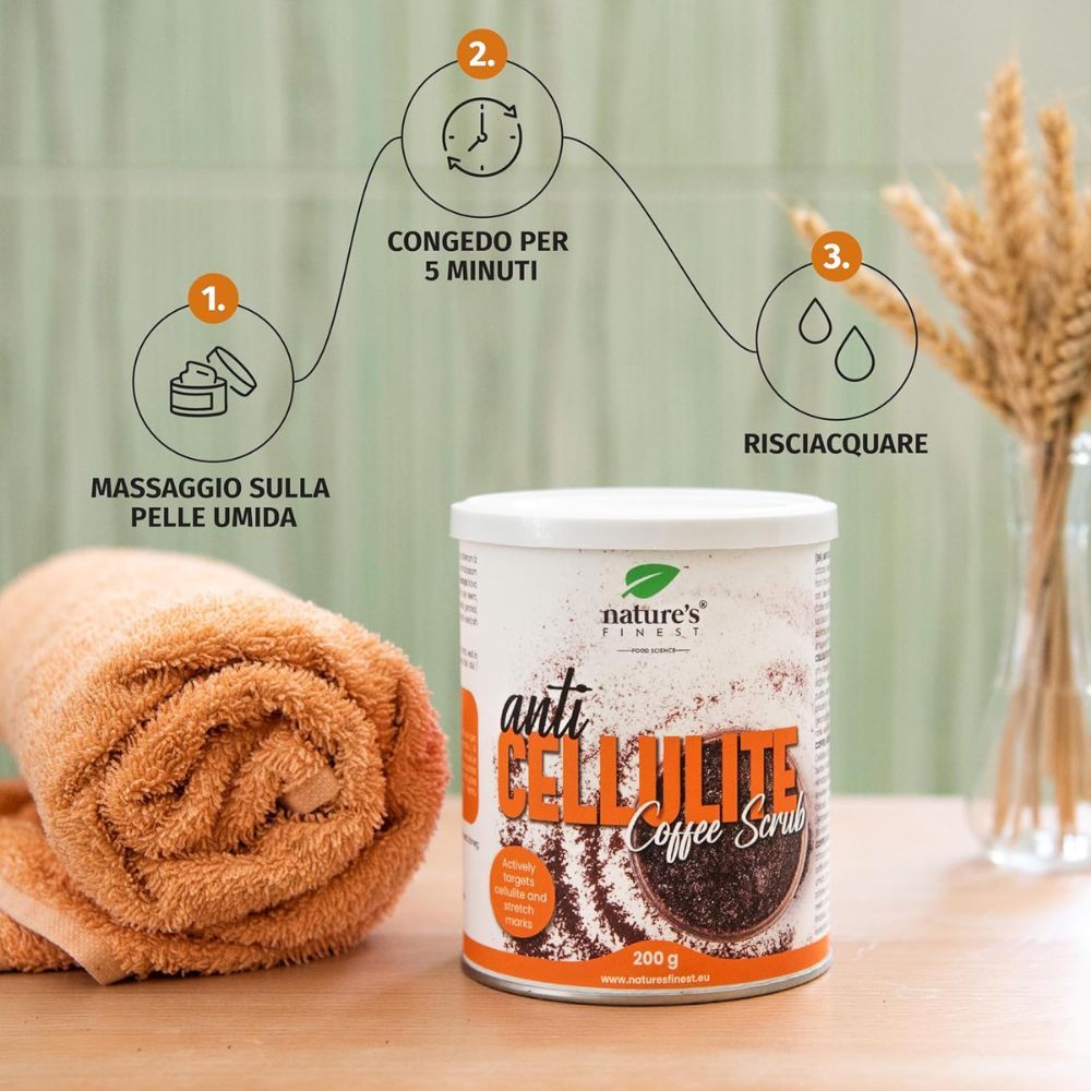 Barattolo 'Anti Cellulite Coffee Scrub' vicino ad asciugamano e grano. Testo: 'Massaggio sulla pelle umida'.