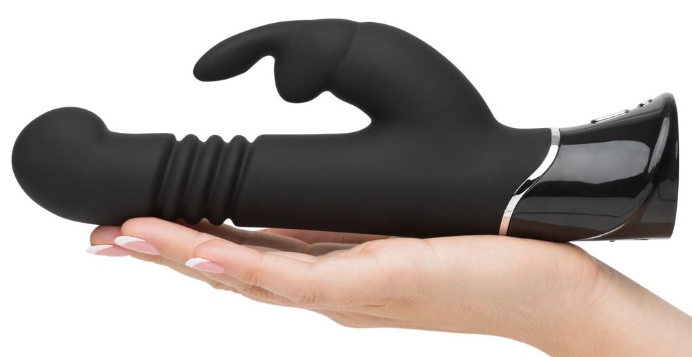Vibratore nero con asta scanalata e orecchie di coniglio, tenuto in mano. Base lucida.