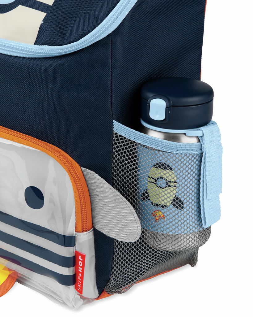 Primo piano dello zaino con una bottiglia d'acqua nella tasca laterale. Lo zaino ha un design a razzo e il logo Skip Hop.