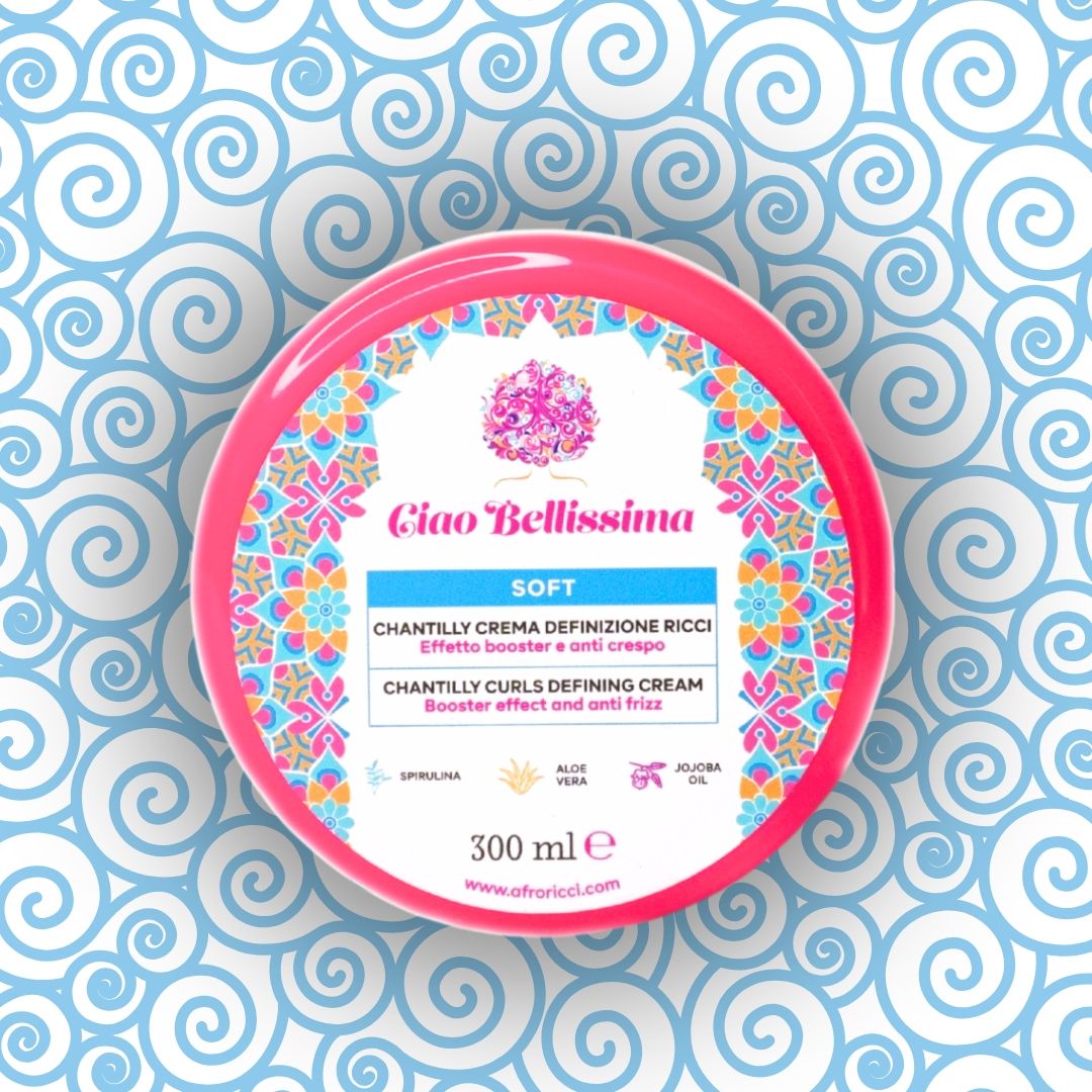 Barattolo con scritta: Ciao Bellissima, Chantilly Crema Definizione Ricci, 300 ml. Su sfondo blu con motivo a spirale.