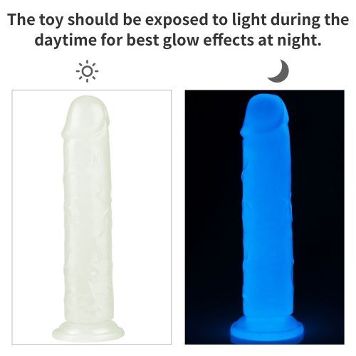 Confronto: dildo illuminato e al buio. Testo: « The toy should be exposed to light during the daytime for best glow effects at night. »