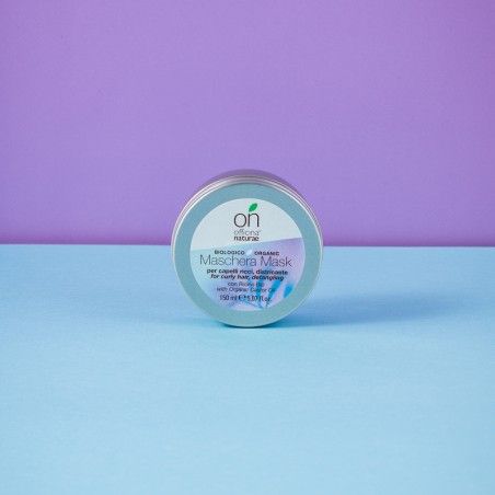 Barattolo rotondo con coperchio. Scritta: Officina Naturae, Maschera Mask per capelli ricci. Certificazione bio.