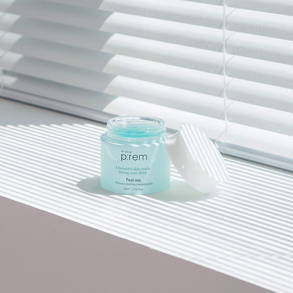 Barattolo azzurro con coperchio bianco, aperto. Scritta: make p:rem, Peel me. Radiance peeling sleeping pack. Su davanzale.