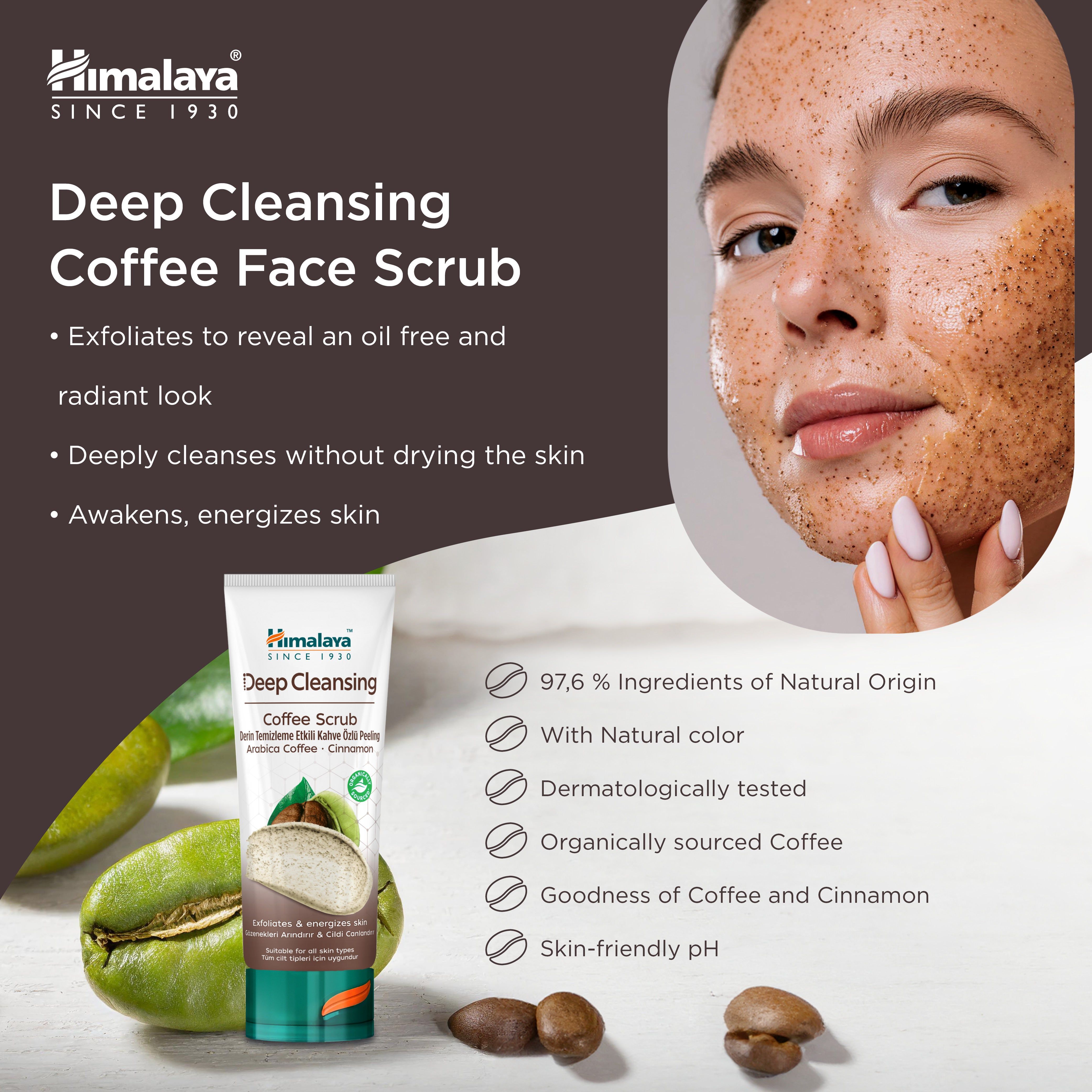Tubo di scrub viso caffè Himalaya, accanto a chicchi di caffè e ciliegie di caffè verdi.