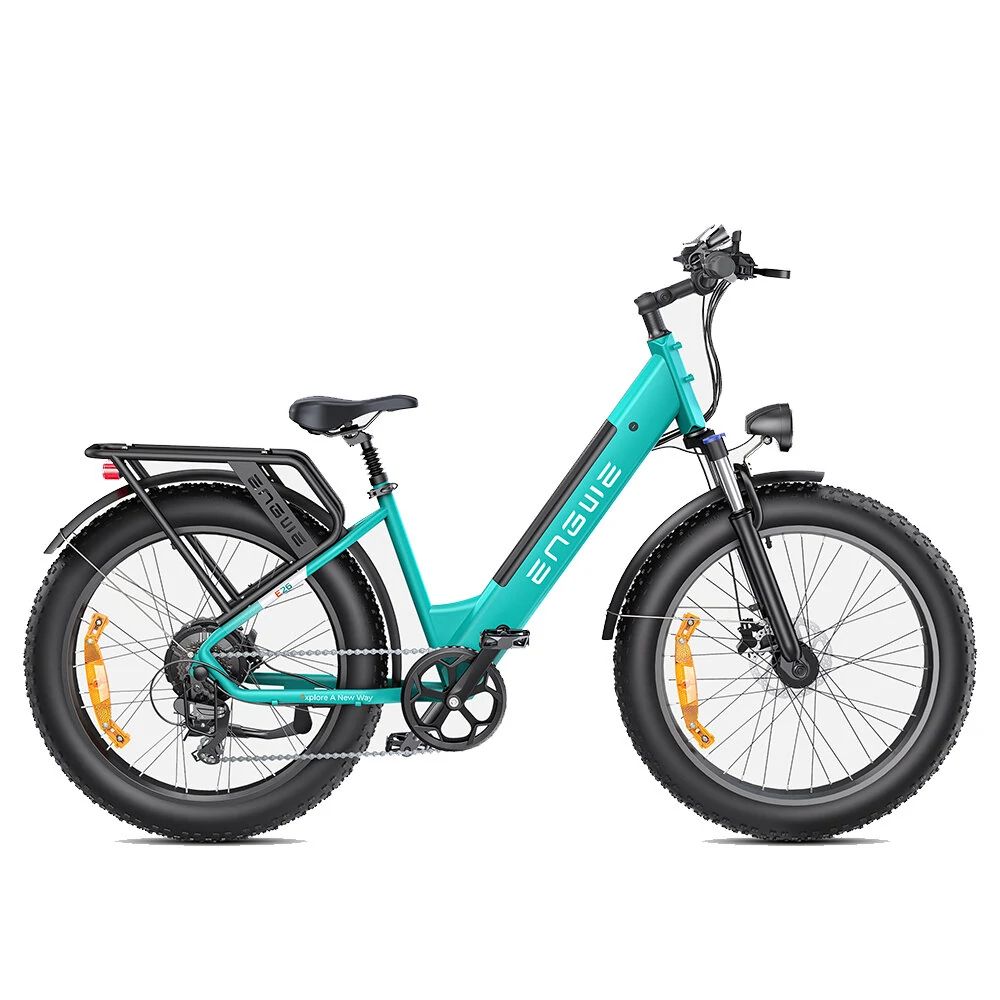 E-bike turchese con pneumatici neri e portapacchi. Marchio ENGWE. Faro anteriore e parafanghi.