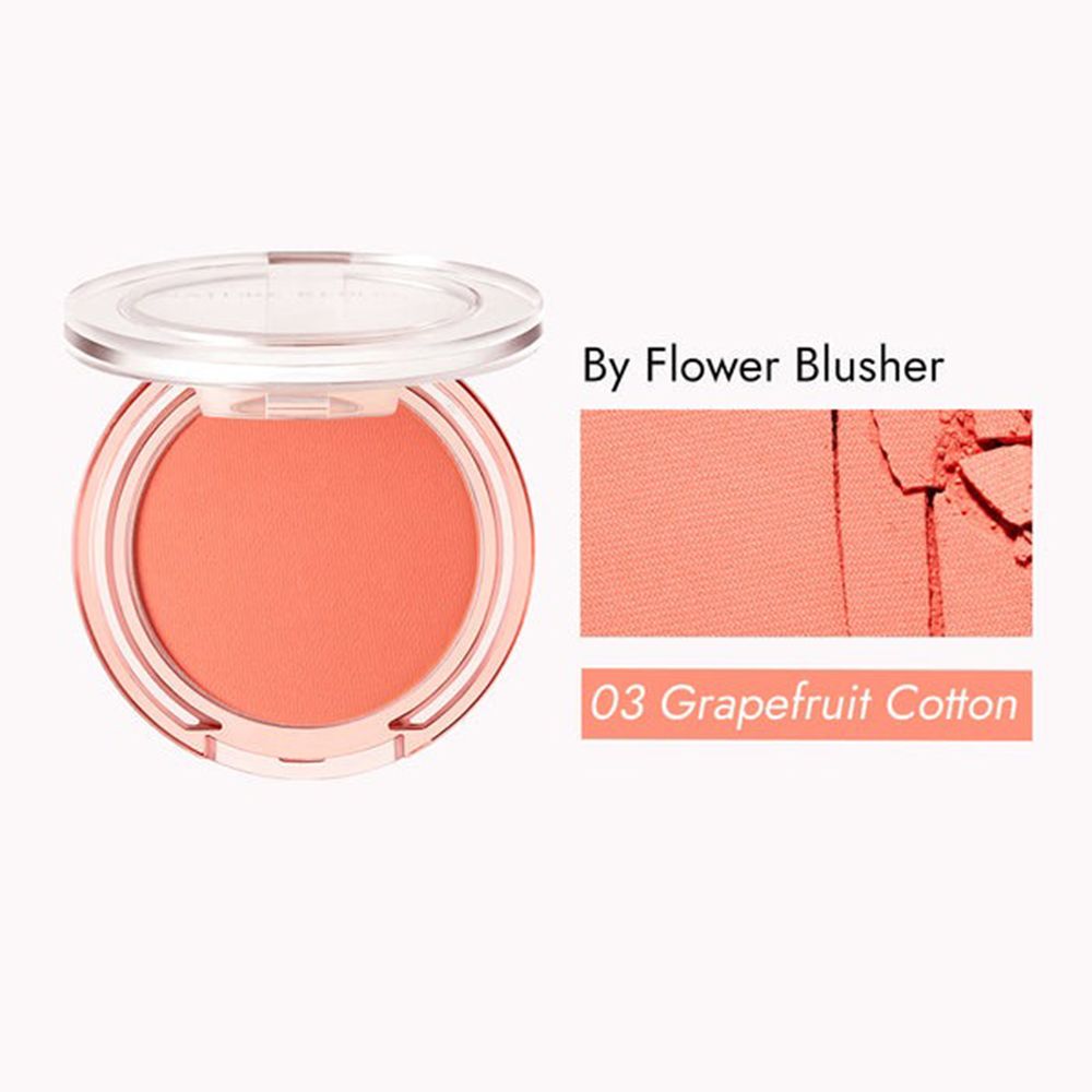 Contenitore di blush rotondo, aperto. Accanto, immagine dettagliata. Scritta: By Flower Blusher, 03 Grapefruit Cotton. Colore pesca.