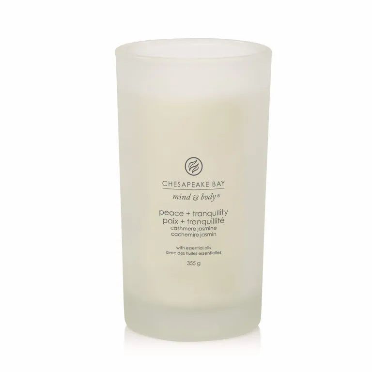 Candela in vetro smerigliato. Scritta: Chesapeake Bay mind & body, peace + tranquility, cachemire jasmin. 355 g.