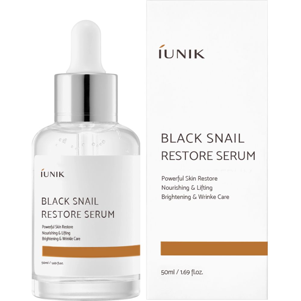 Flacone e confezione. Scritta: iUNIK Black Snail Restore Serum. Contiene informazioni sulla cura della pelle e sugli ingredienti. Sfondo bianco.