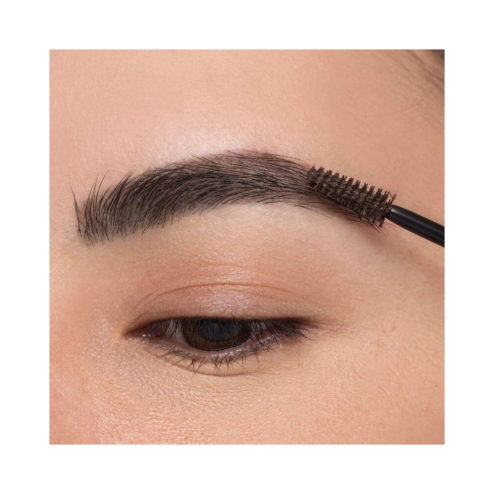 Occhio con sopracciglio spazzolato. Il sopracciglio è scuro e folto. Si usa una spazzola.