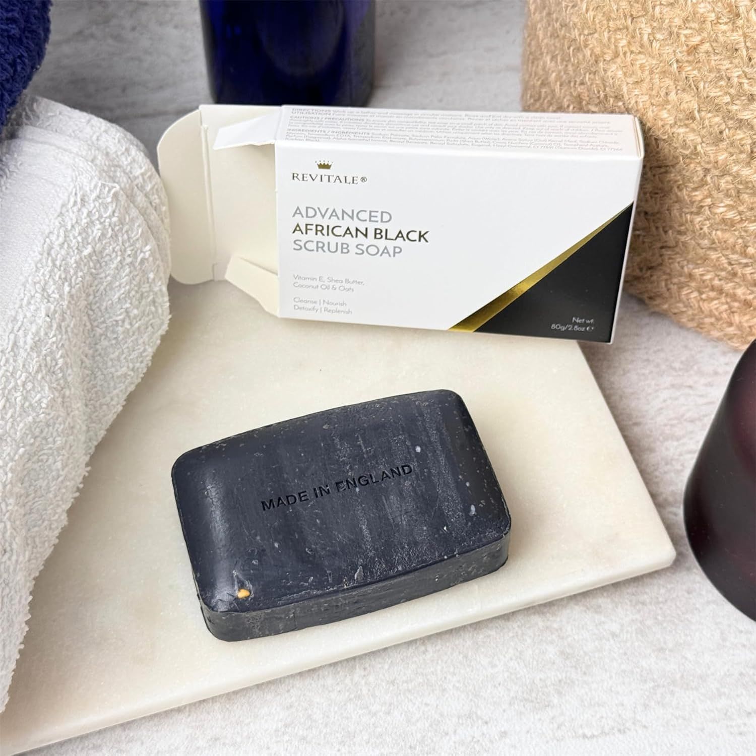 Sapone nero e confezione. Scritta: Made in England. Marchio Revitale, nome prodotto: African Black Scrub Soap.