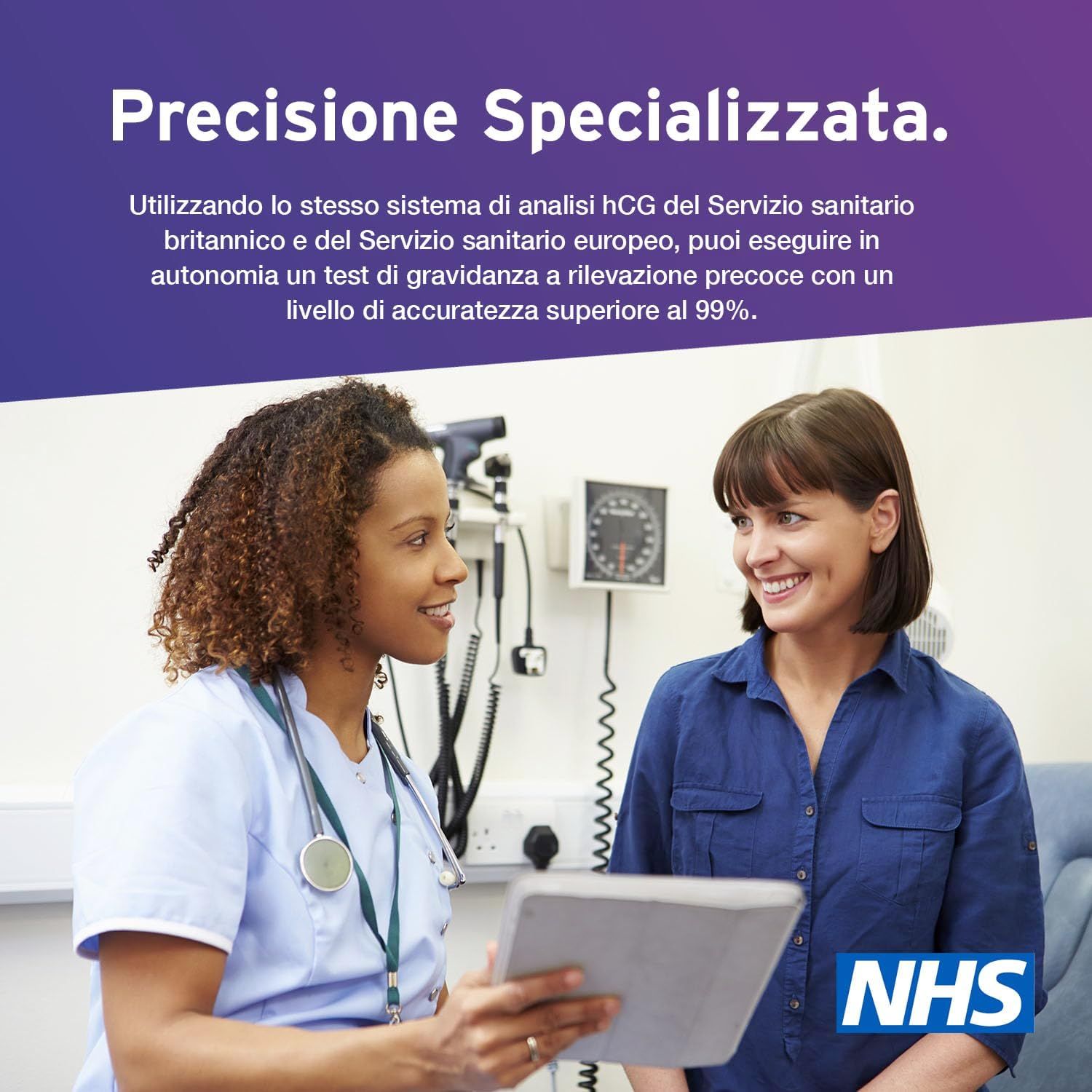 Due donne, un medico e una paziente, parlano. Il medico tiene in mano un tablet. Logo NHS.