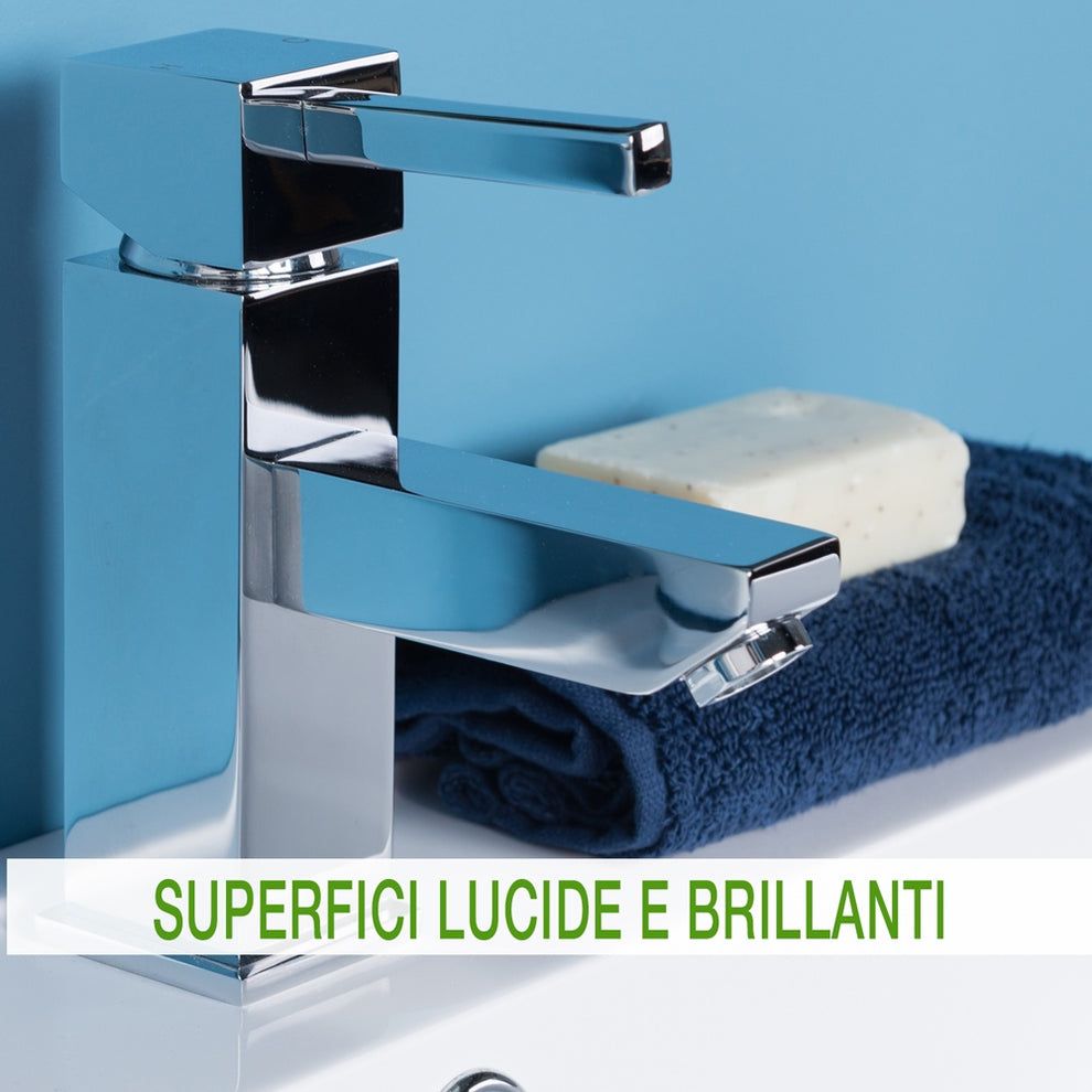 Rubinetto cromato lucido con sfondo blu, asciugamano e sapone.