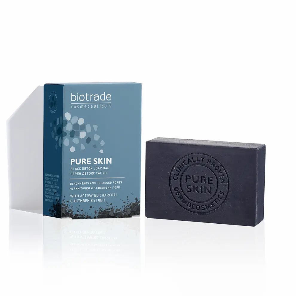 Sapone nero e confezione. Scritta: Pure Skin, Biotrade. Clinicamente testato. Sapone rettangolare con incisione.