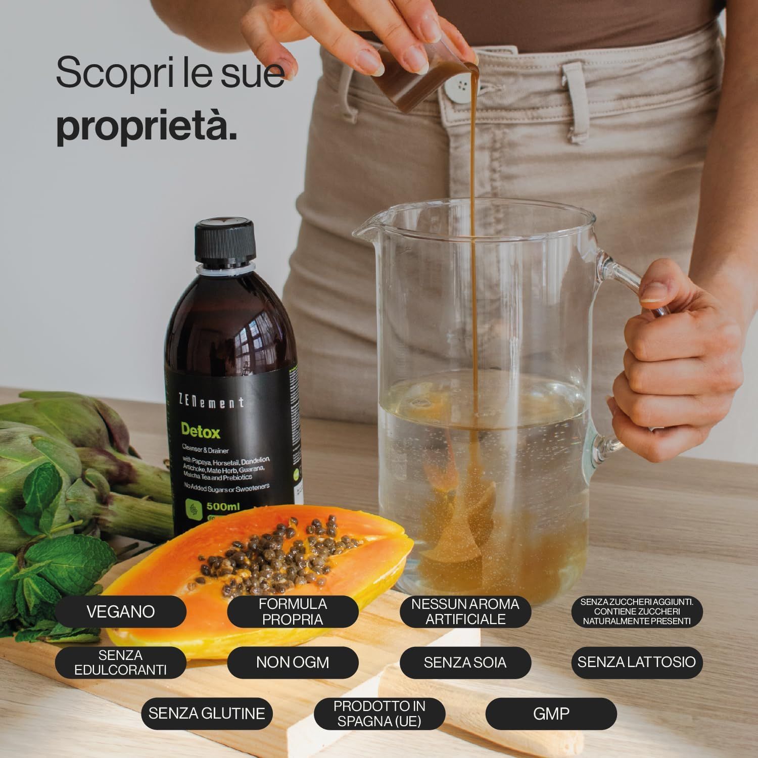 Persona versa liquido da una bottiglia in una brocca. Papaya e carciofi. Testo: Scopri le sue proprietà.