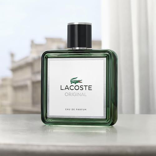 Flacone Lacoste Original EdP Nat. Spray. Forma quadrata, cornice verde, etichetta bianca con logo coccodrillo. Testo: Eau de Parfum.