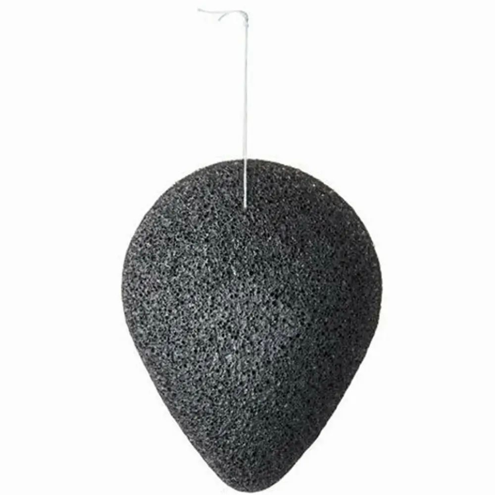 Spugna nera a forma di goccia con anello per appenderla. Texture porosa.