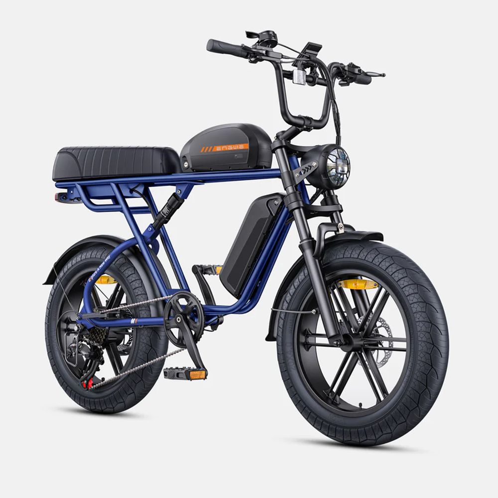 Mountain bike elettrica blu con pneumatici e sella neri. Manubrio e faro neri. Batteria sul telaio.