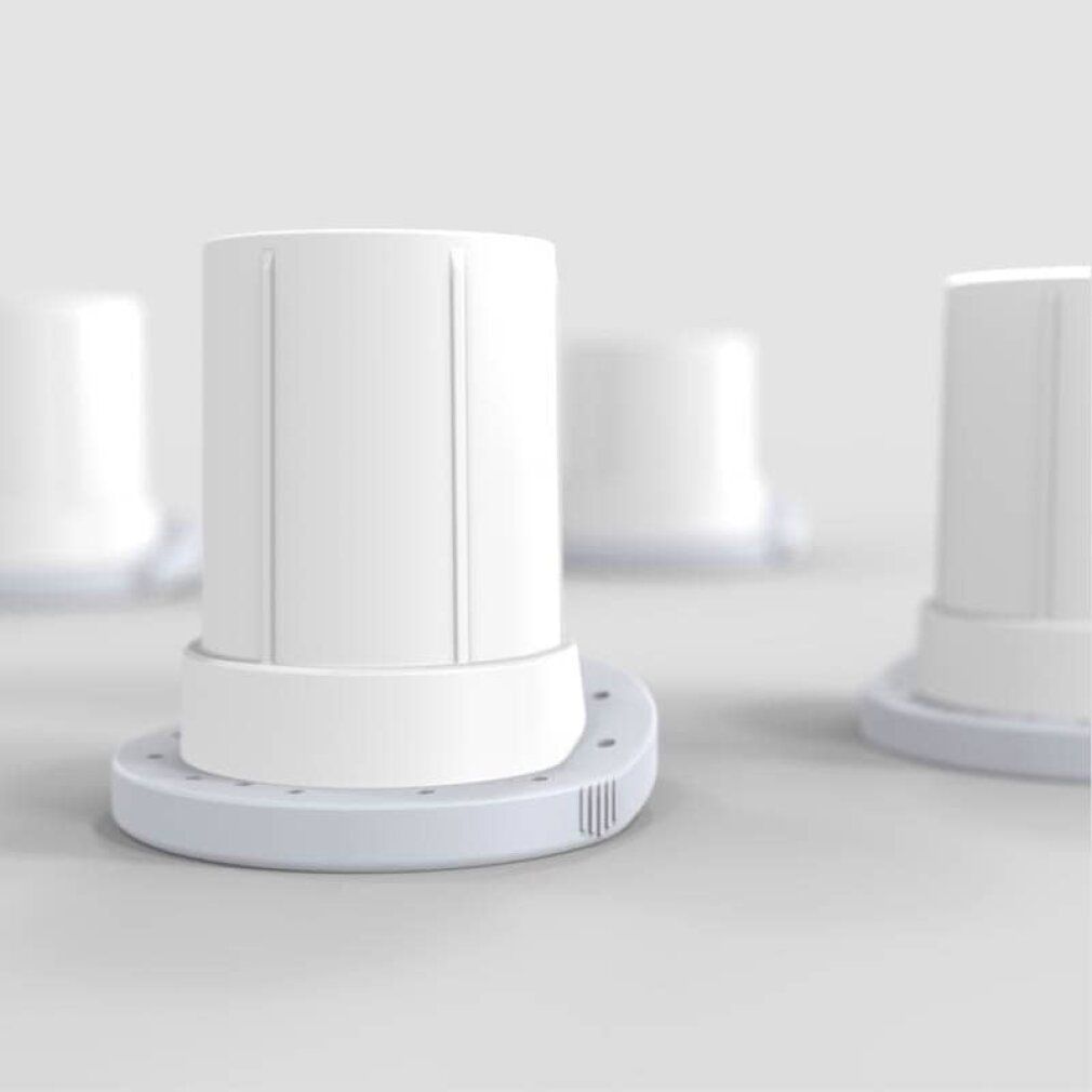 Diversi prodotti cilindrici bianchi con superficie scanalata e base grigia. La base ha fori.