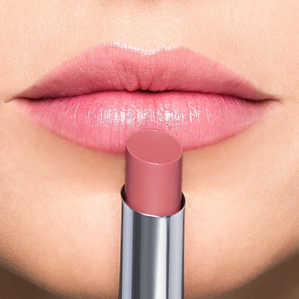 Artdeco Color Booster Lip Balm in delicata tonalità rosa, primo piano sulle labbra.