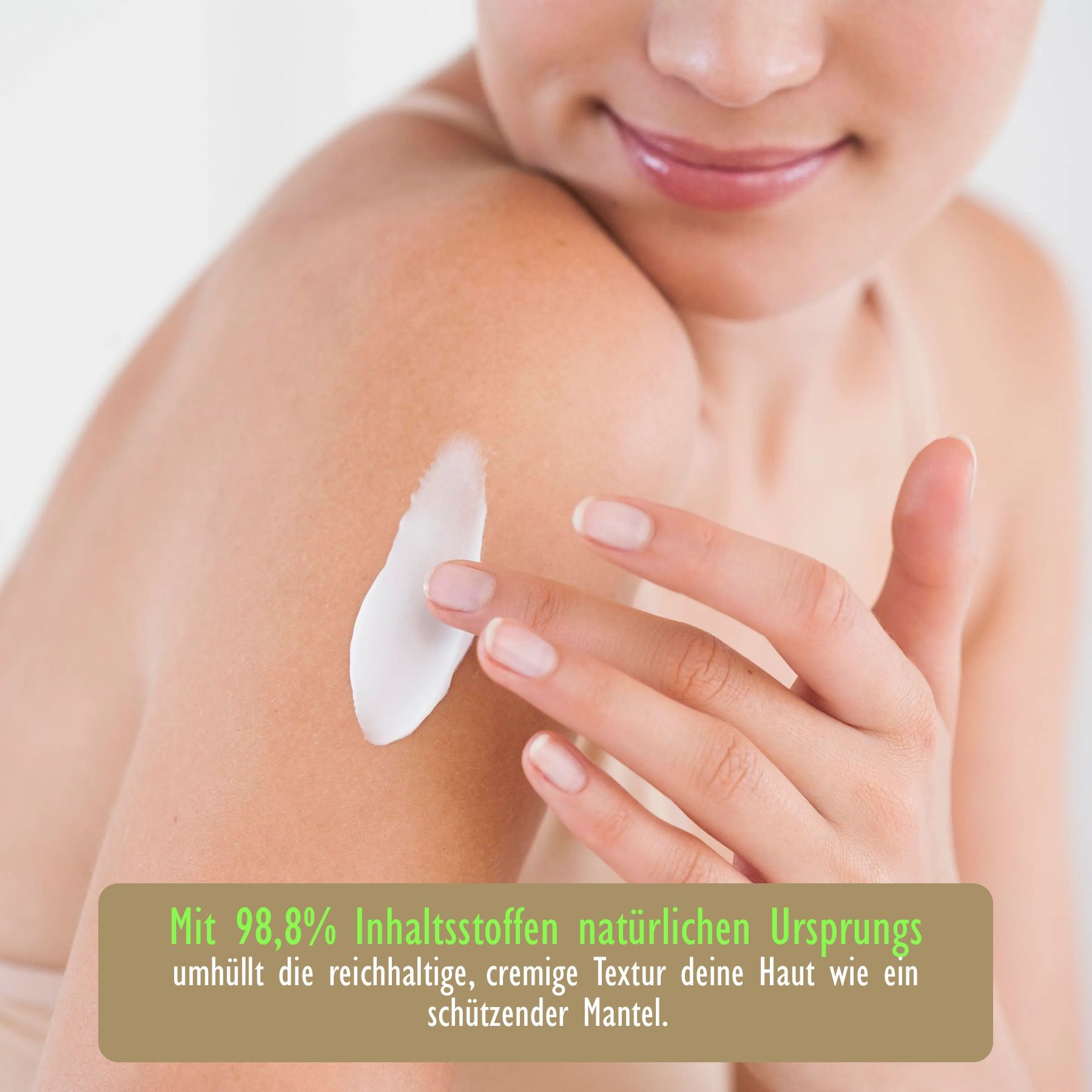 Primo piano di una persona che applica la crema sul braccio. Testo: Con il 98,8% di ingredienti di origine naturale.