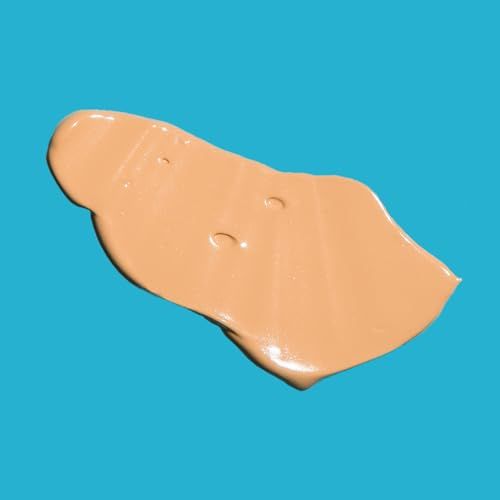 Macchia di crema CC, tonalità media, su sfondo blu. Texture color crema.