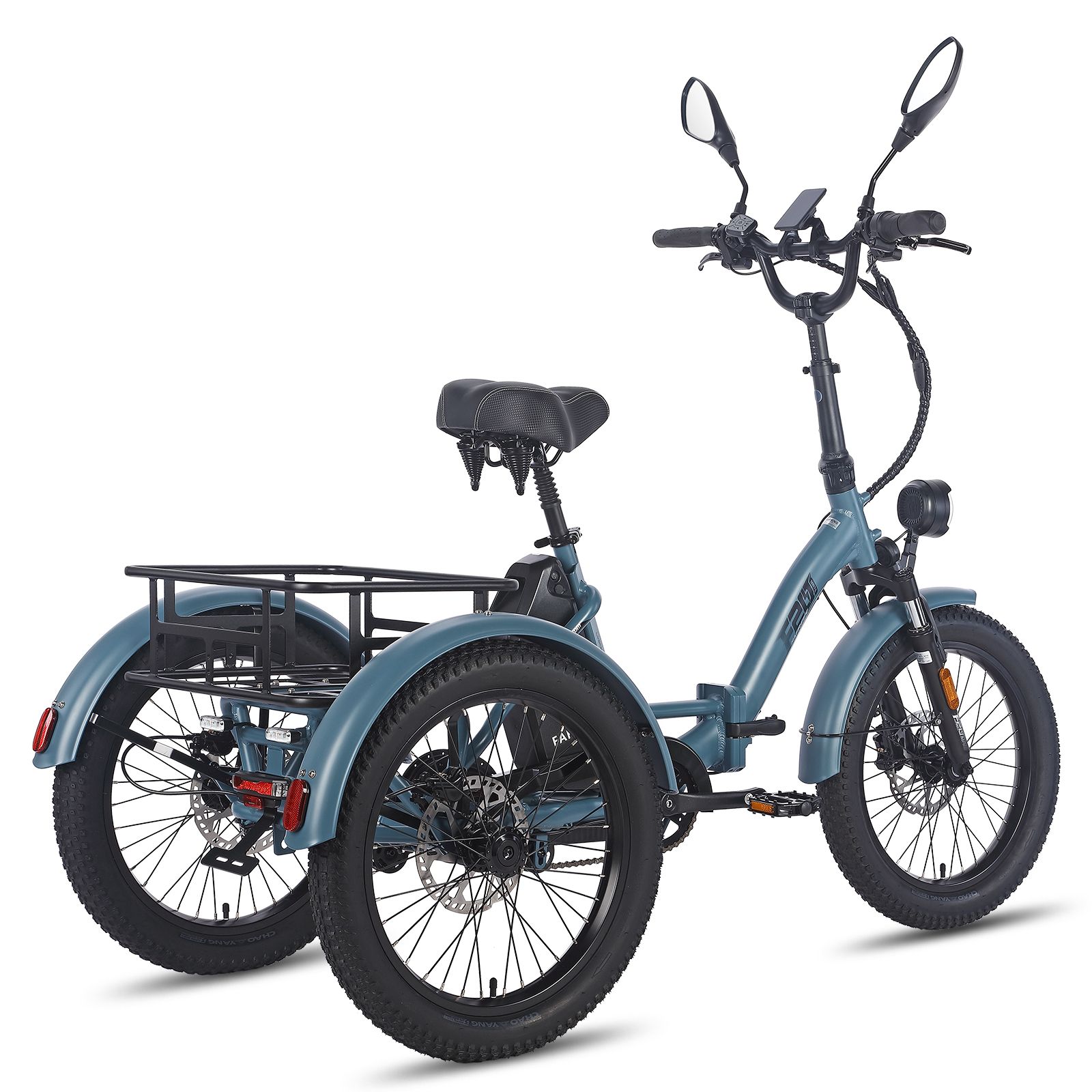 Triciclo elettrico blu. Pneumatici neri, cestino posteriore. Specchietti, faro e display. Scatola batteria con scritta.