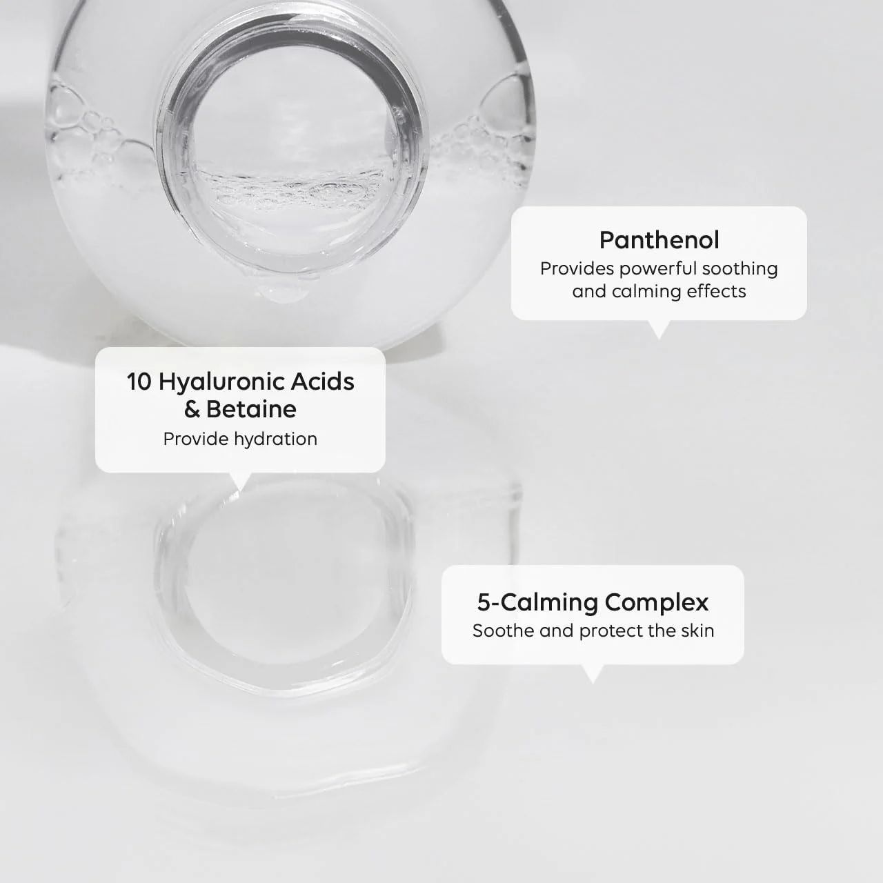 Primo piano del liquido. Testo: 10 Acidi Ialuronici & Betaina, 5-Calming Complex, Pantenolo.