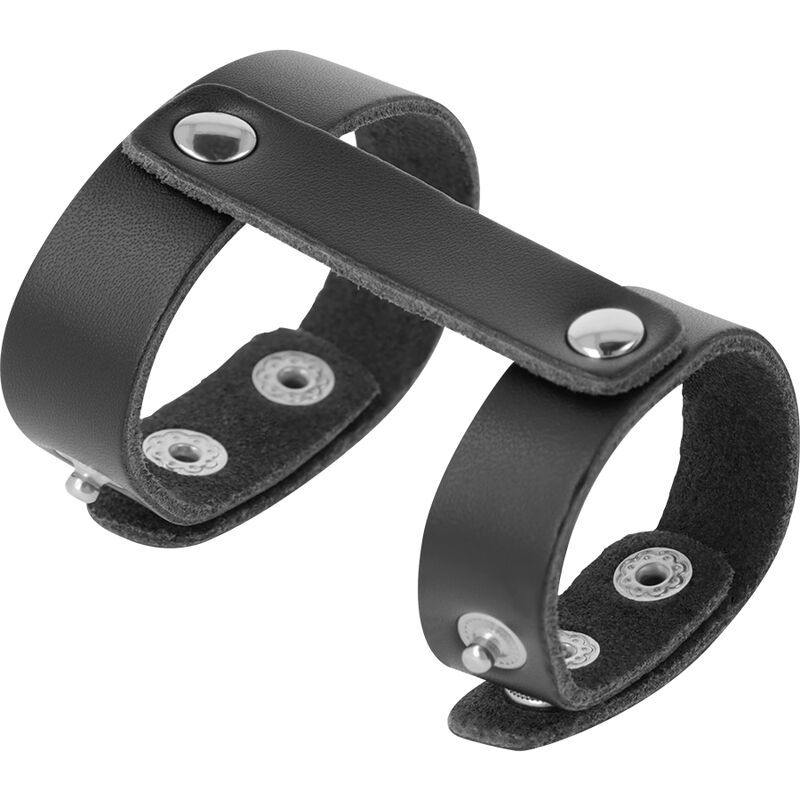 Harnass per pene in pelle nera con due anelli, collegati da una cinghia e fissati con rivetti.