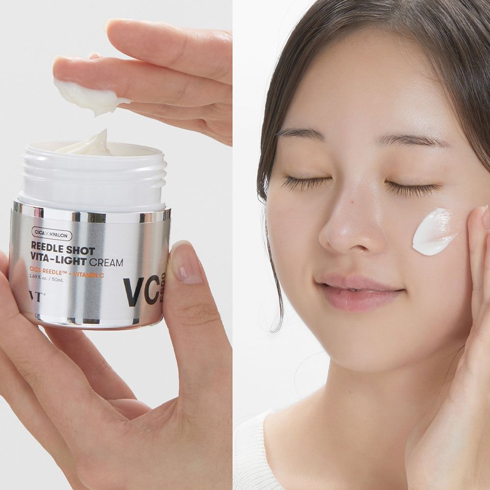 Mani che tengono un vasetto di crema e applicano la crema sul viso. Nome del prodotto: Reedle Shot Vita-Light Cream.