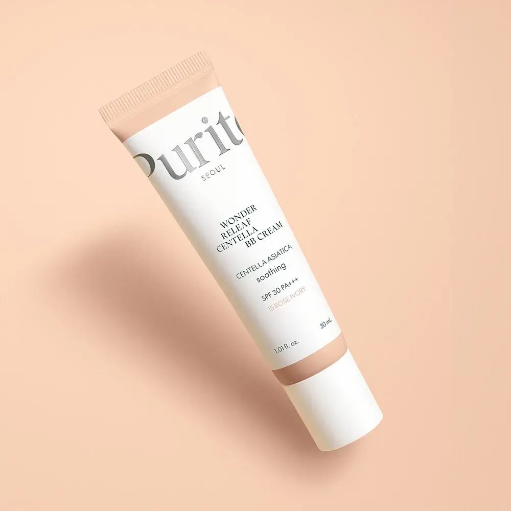 Tubo di BB Cream, in diagonale. Marchio Purito, testo: Wonder Releaf Centella BB Cream, SPF 30 PA+++, tonalità Rose Ivory.
