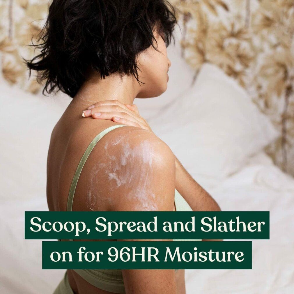 Persona che applica burro corpo. Testo: Scoop, Spread and Slather on for 96HR Moisture.
