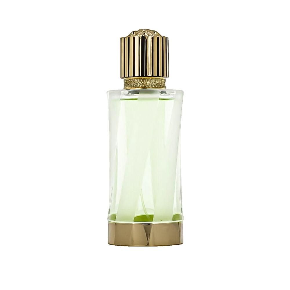 Flacone di profumo con tappo e base dorati. Contenitore in vetro trasparente con liquido verde. Logo Versace sul tappo.