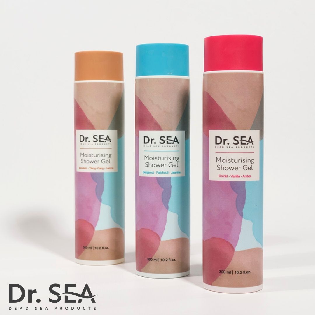 Tre flaconi di gel doccia. Testo: Dr. SEA, Moisturising Shower Gel. Colori: marrone, blu, rosso. Scritta: Dead Sea Products.