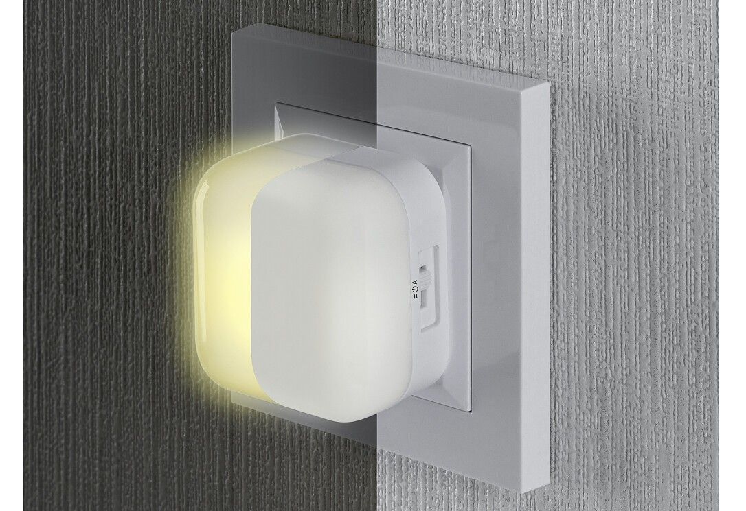 Luce notturna bianca in una presa. La luce è gialla.