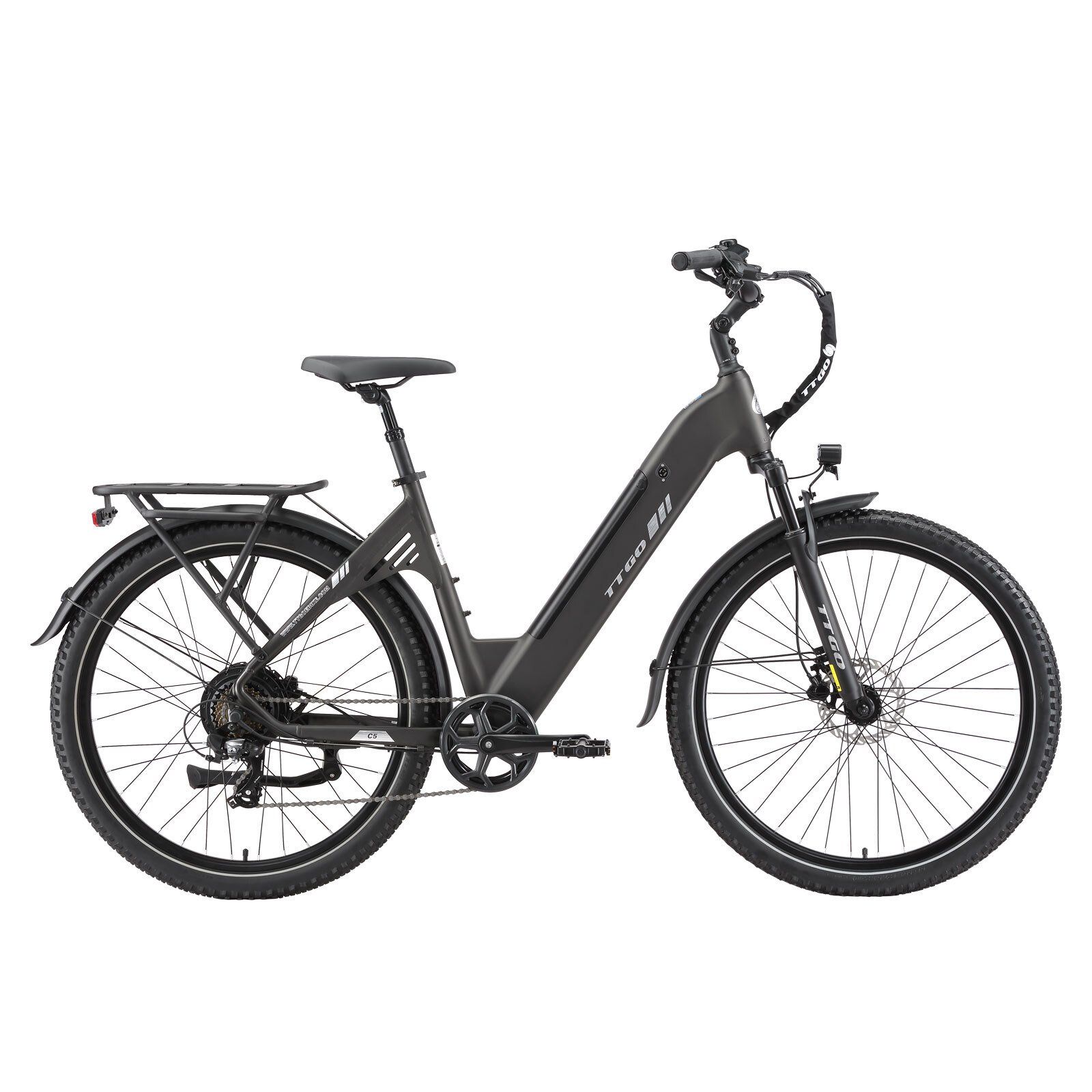 E-bike grigio scuro con pneumatici da 27,5". Portapacchi, parafanghi, faro e logo TTGO.