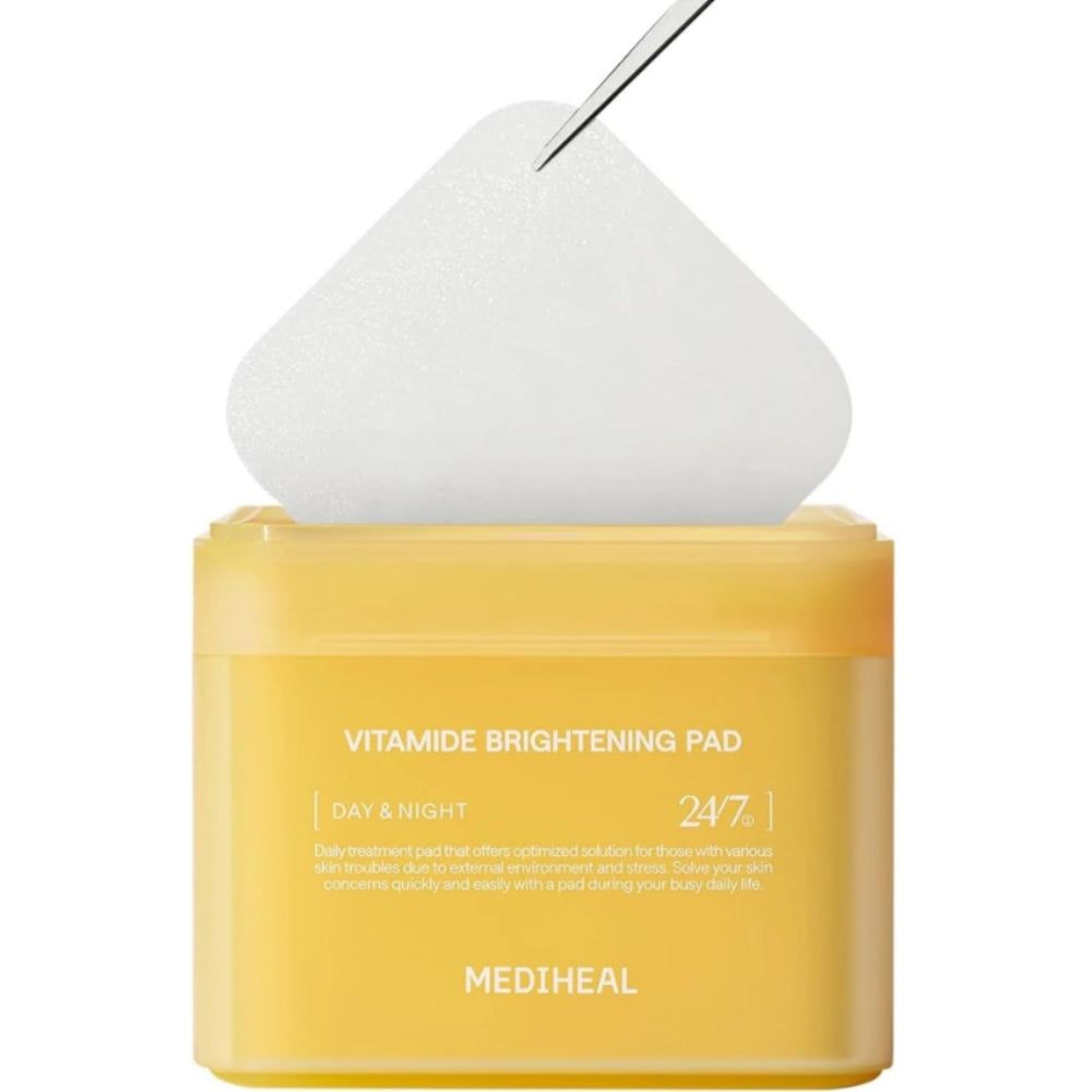 Contenitore giallo con scritta MEDIHEAL Vitamide Brightening Pad. Un pad viene estratto con una pinzetta.