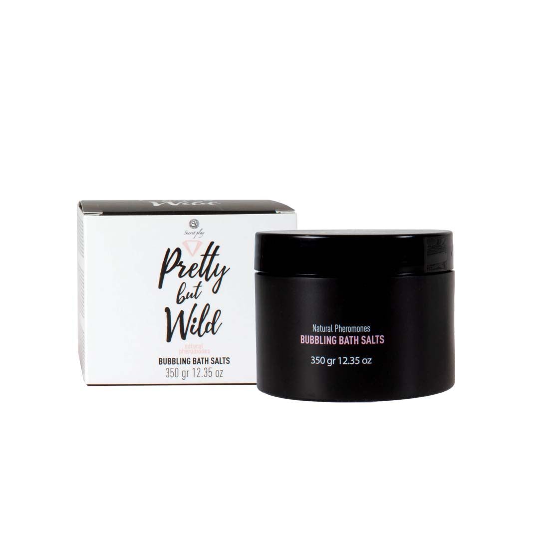 Vaso nero e confezione con scritta "Pretty but Wild". Sono indicati il nome del prodotto e il peso.