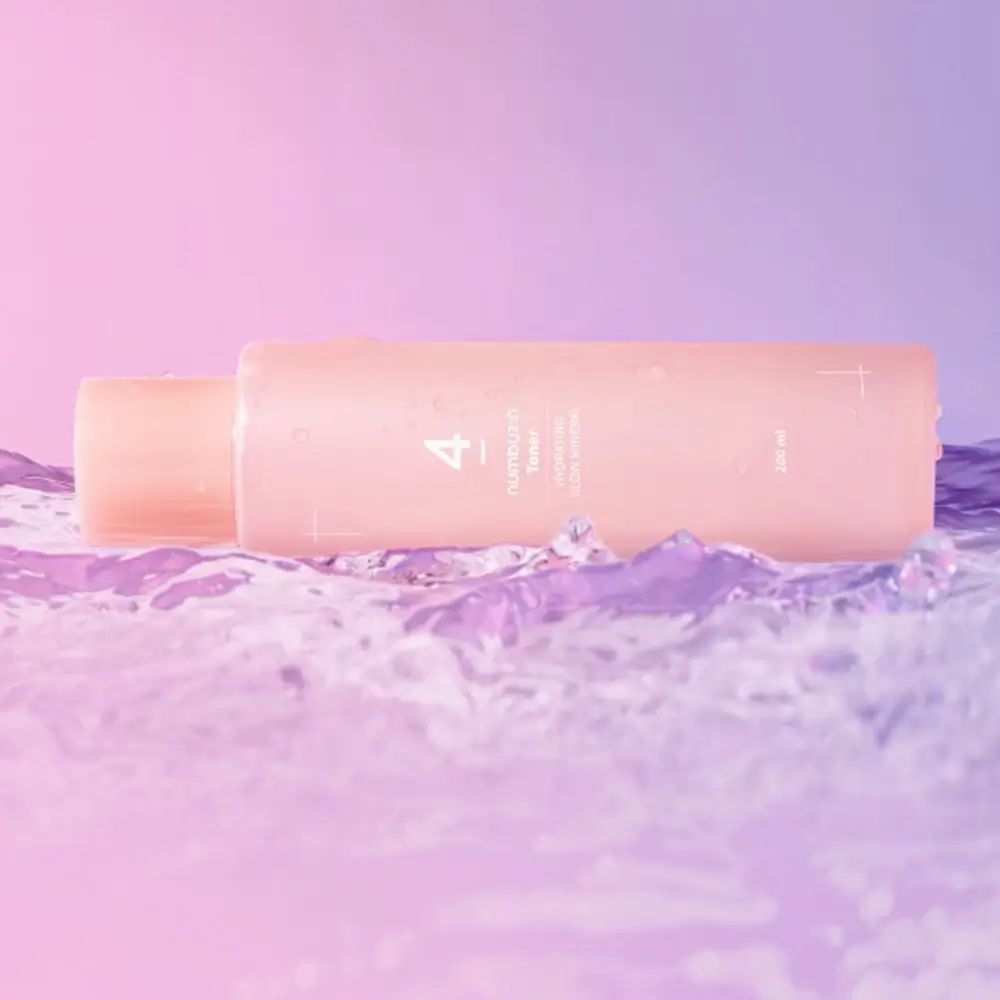 Flacone rosa in acqua. Scritta "4", "numbuz:n Toner", "Hydrating Glow Mineral".