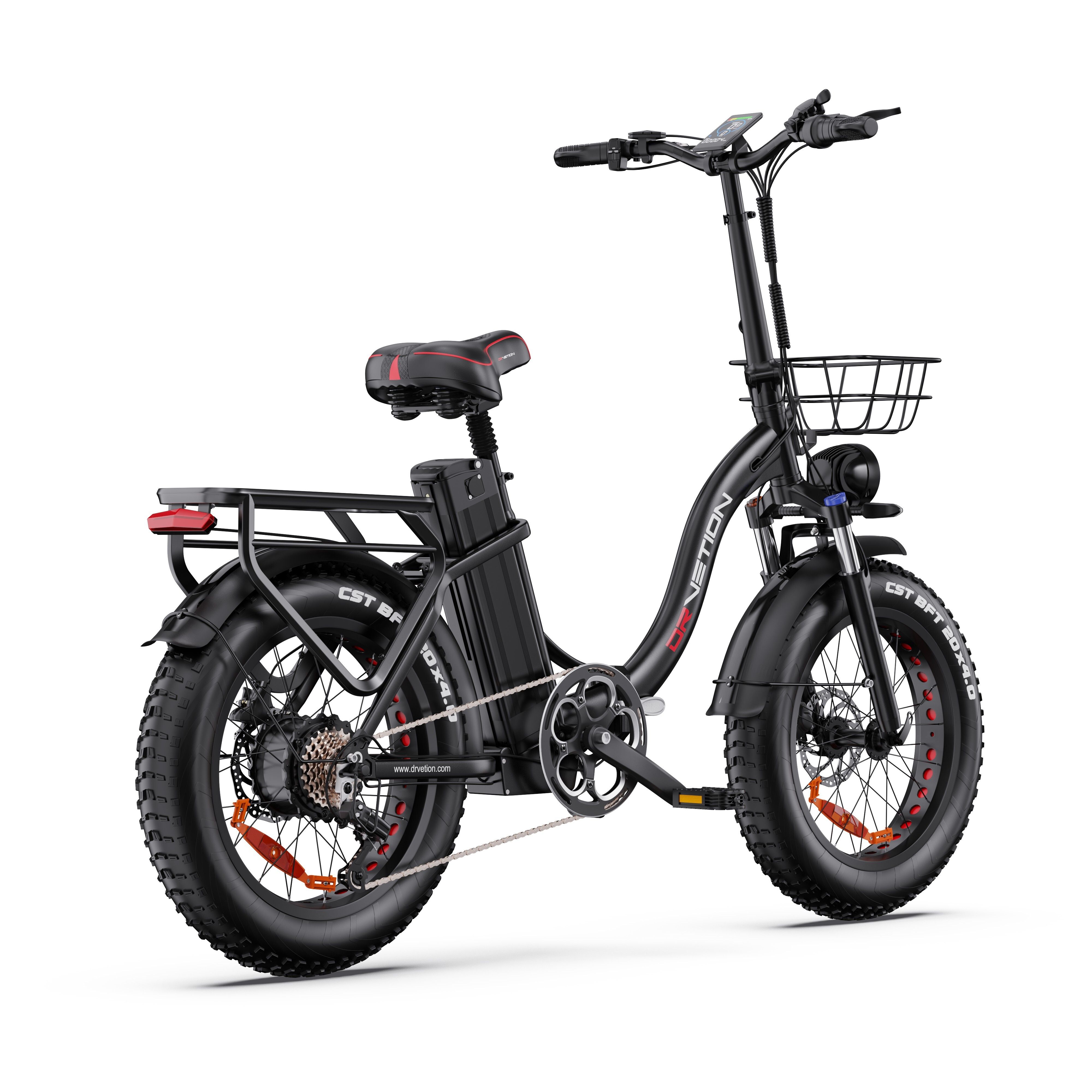 E-bike nera con cestino, batteria e portapacchi. Pneumatici grassi, sella rossa. Scritta DRVETION.