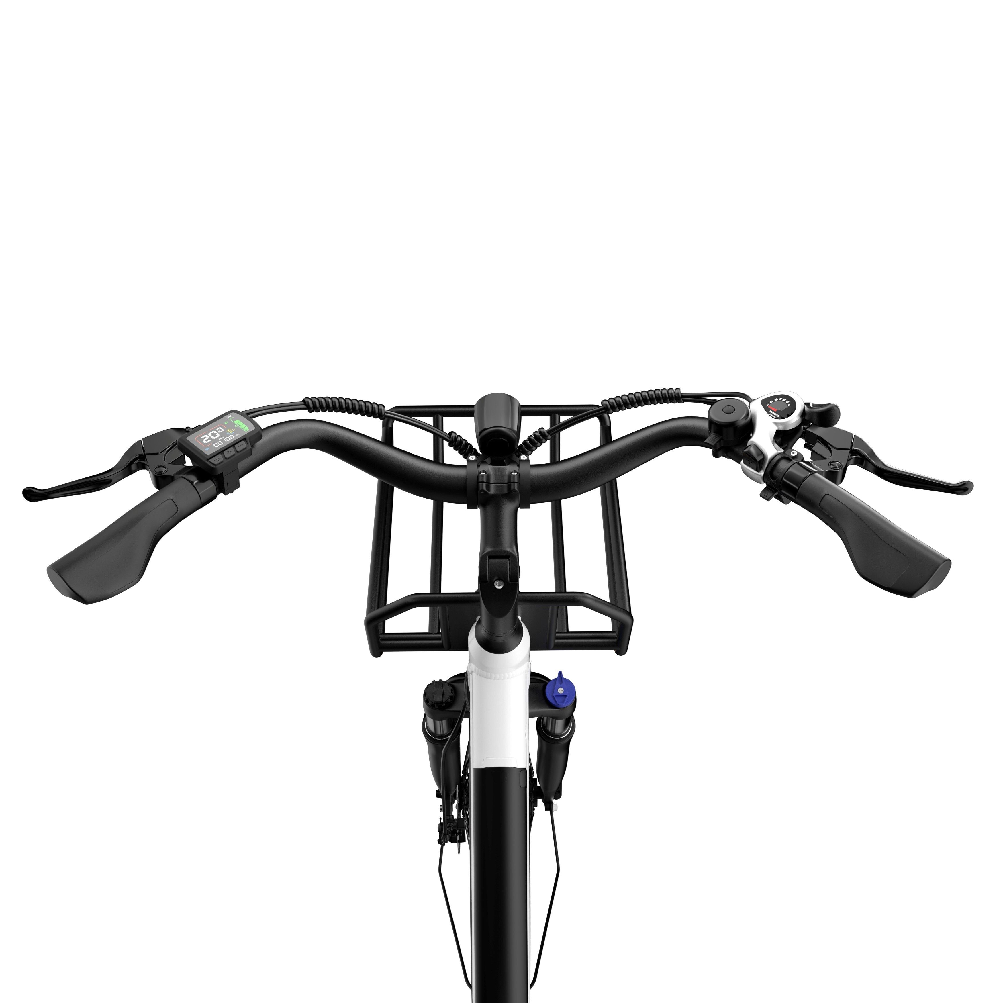 Vista del manubrio di una e-bike bianca. Cestino, display, freni e comandi visibili.