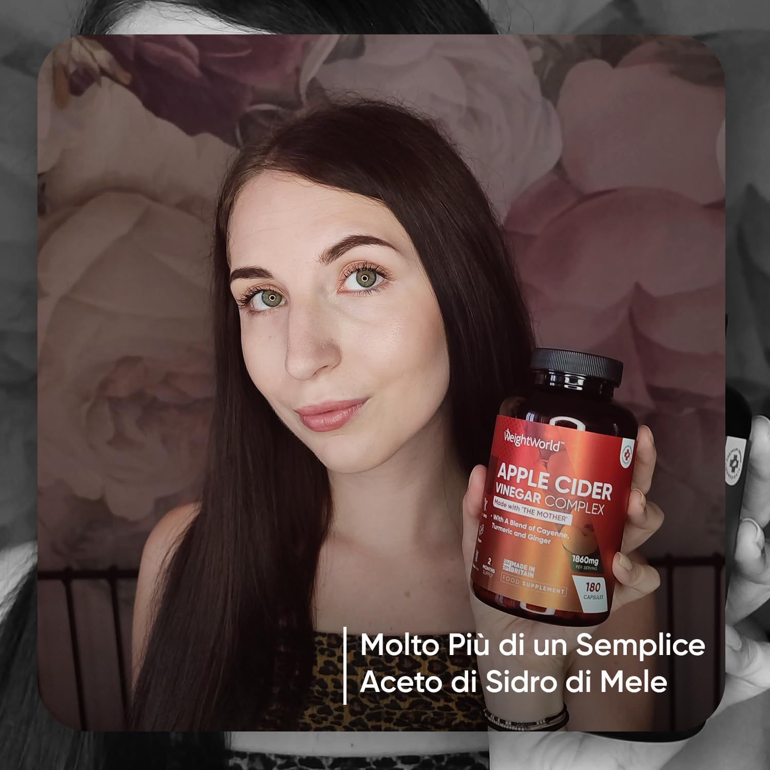 Donna tiene flacone Apfelessig Komplex. Scritta: Apple Cider Vinegar Complex. Testo: Più di aceto di mele.