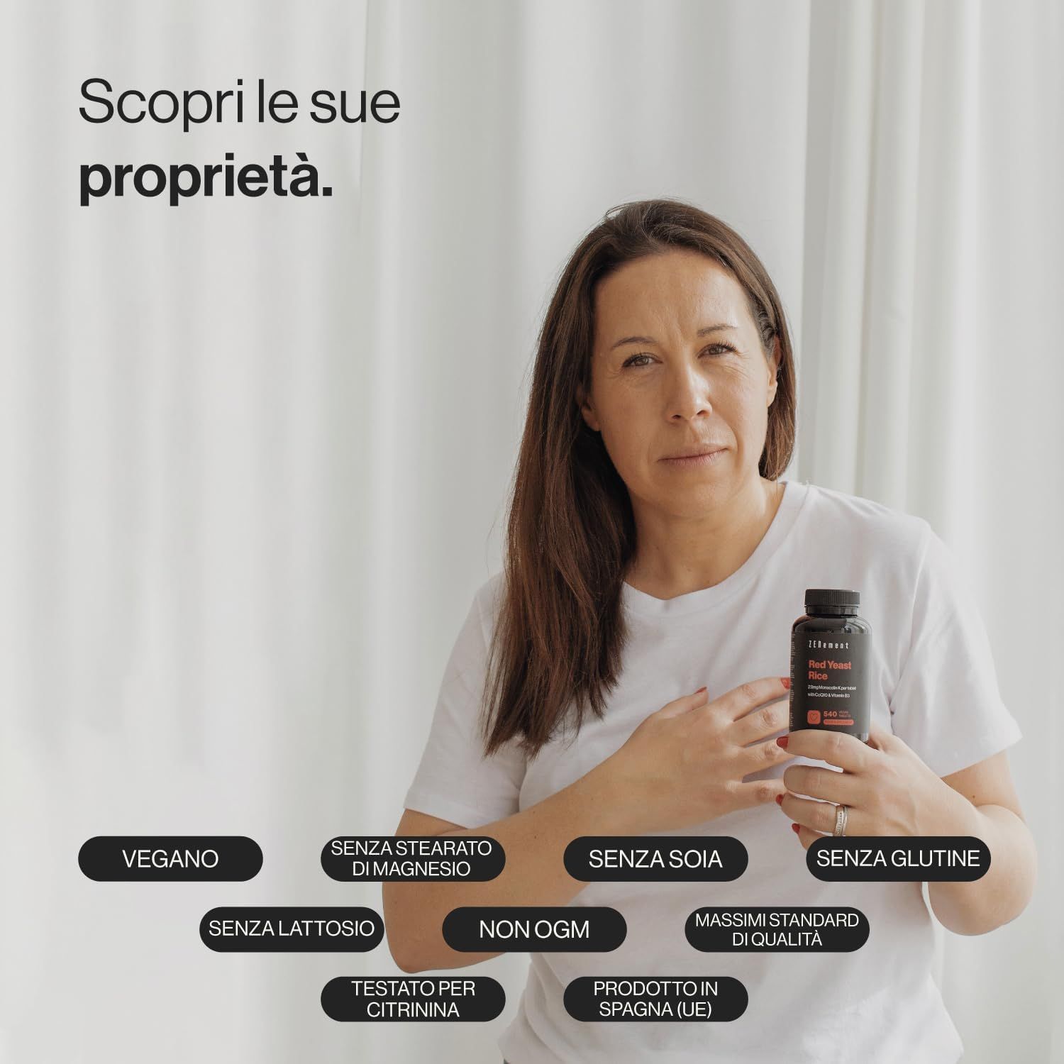 Donna con flacone di Zenement Roter Reis-Extrakt Tabletten. Scritte: Vegano, senza glutine, senza soia, senza lattosio.