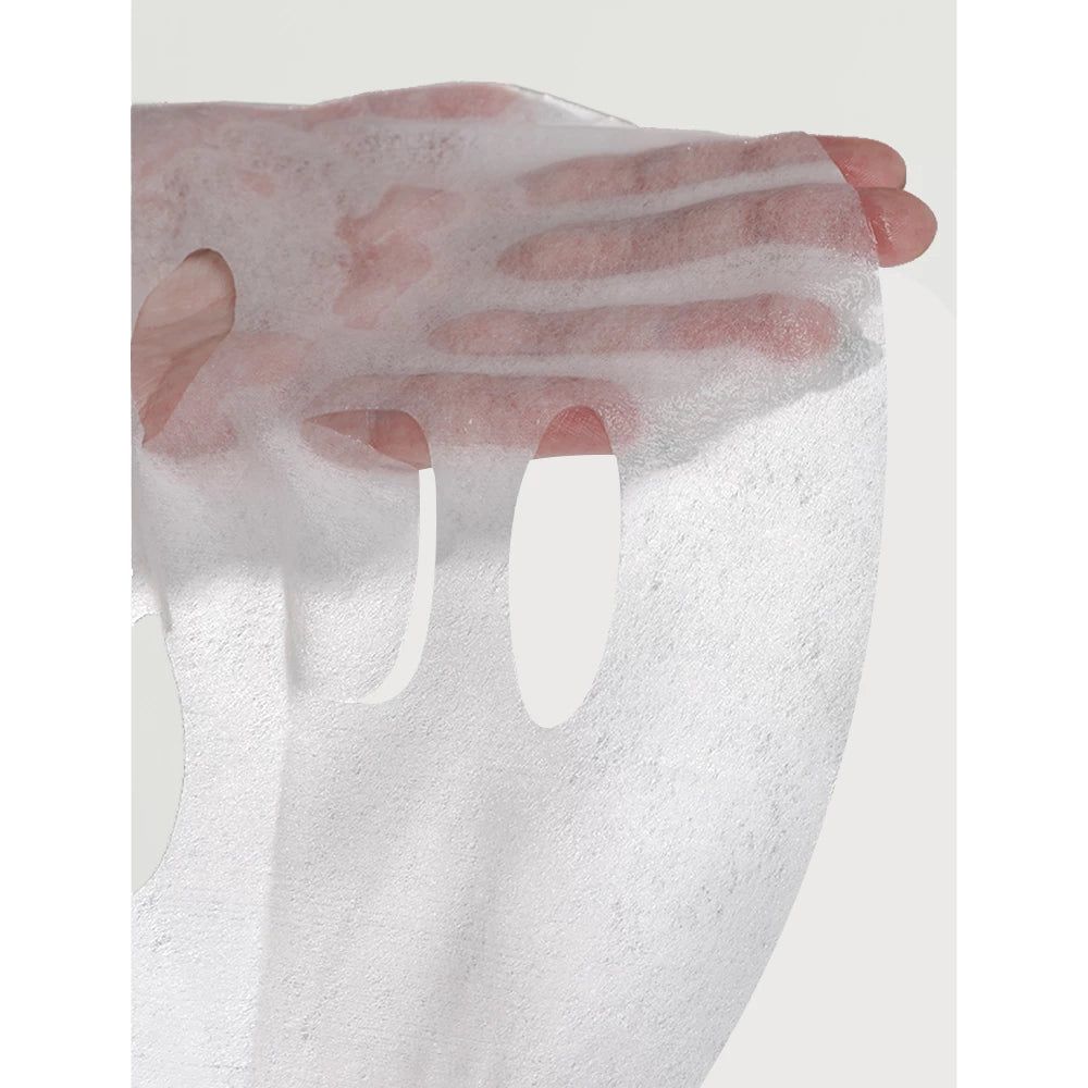 Maschera viso in tessuto bianco, con fori per occhi e bocca. Tenuta in mano, ricoperta di schiuma.