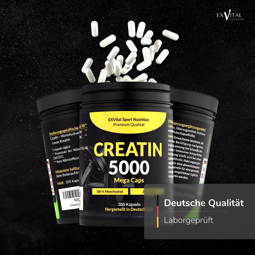 Tre contenitori EXVital Creatin 5000 Mega Caps, uno aperto, con sigilli di qualità e test di laboratorio tedeschi.