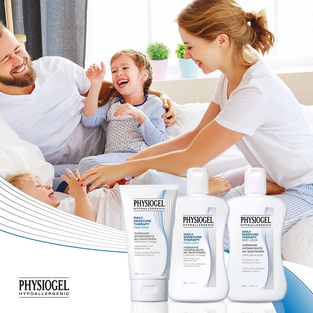 Famiglia a letto, prodotti: tubo e flaconi. Testo: PHYSIOGEL, DAILY MOISTURE THERAPY.