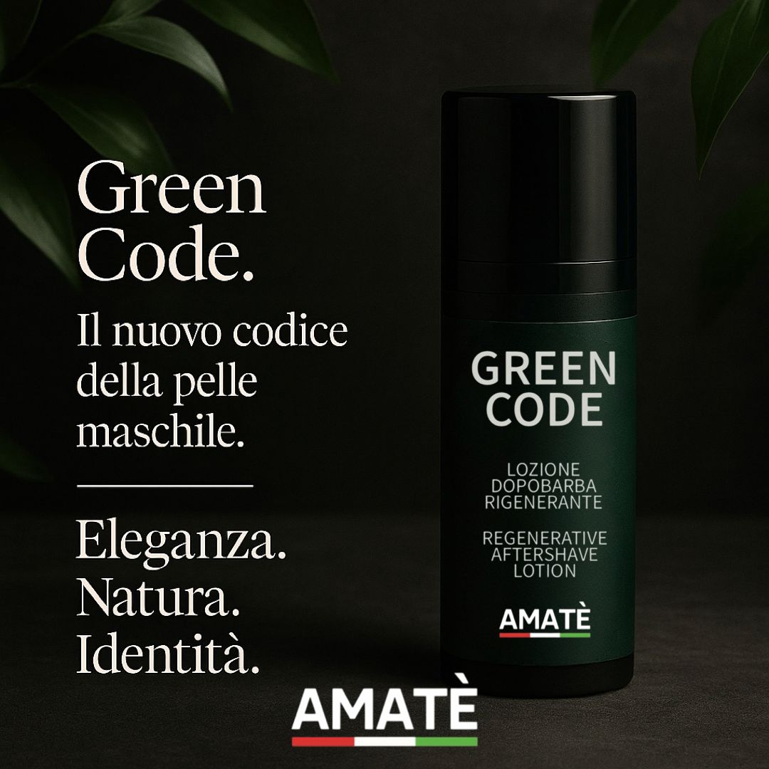 Flacone verde scuro con tappo nero. Testo: Green Code, Regenerative Aftershave Lotion, Amatè. Testi italiani.