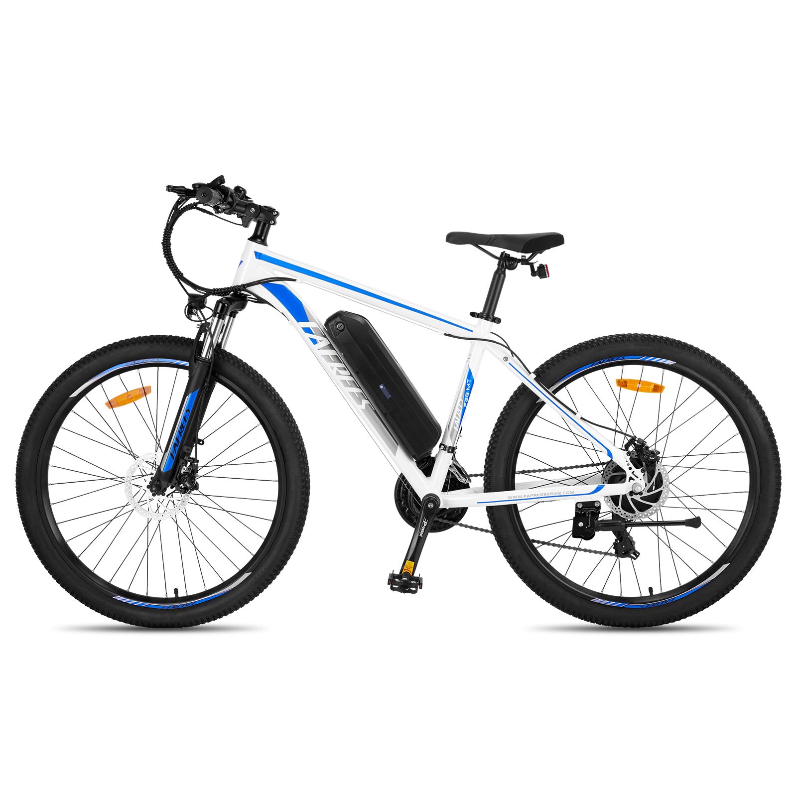 E-mountain bike bianco con dettagli blu. Pneumatici, sella e manubrio neri. Batteria sul telaio.