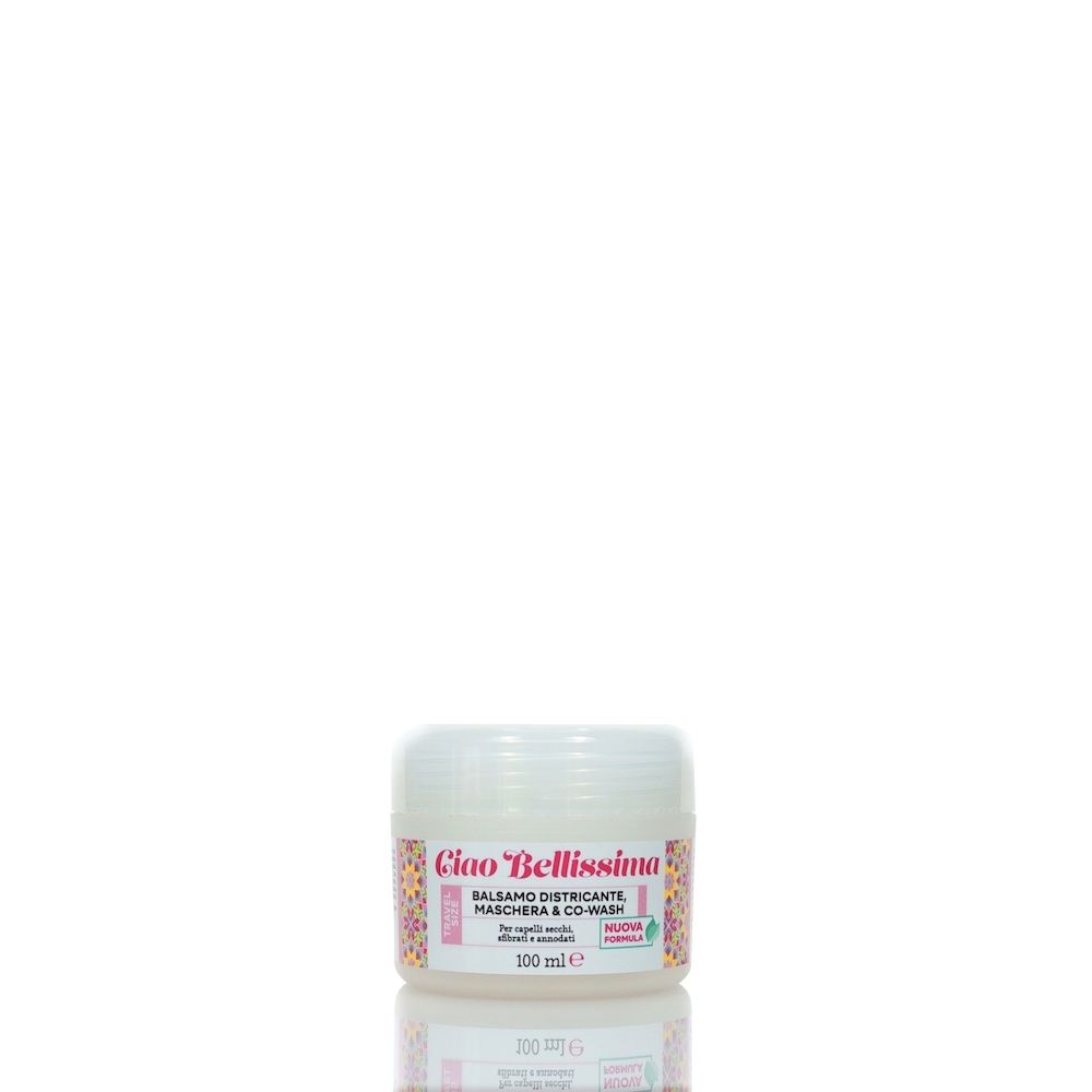 Vasetto bianco con design floreale e testo. Scritta: Ciao Bellissima, Balsamo Districante, Maschera & Co-Wash. Superficie riflettente.