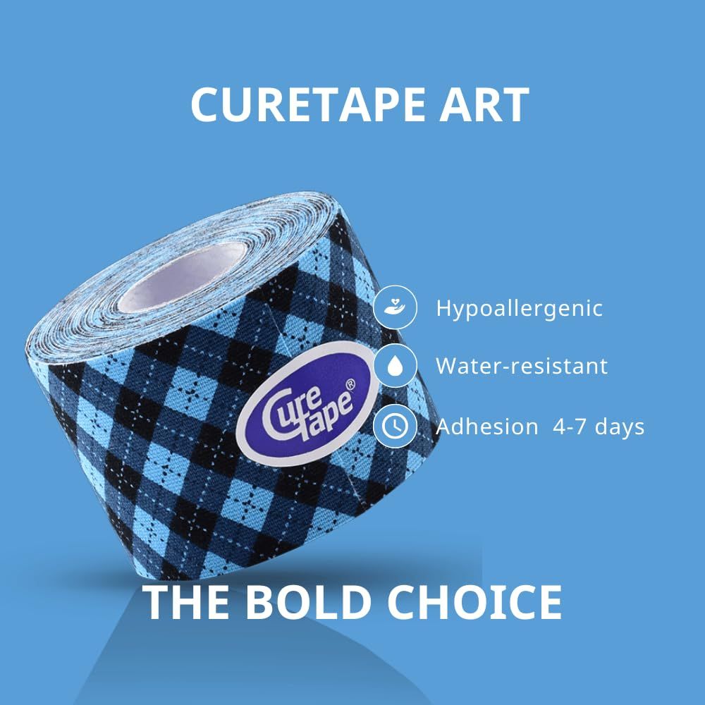 Rotolo di CureTape blu a scacchi. Testo: ipoallergenico, resistente all'acqua, adesione 4-7 giorni. Logo CureTape.