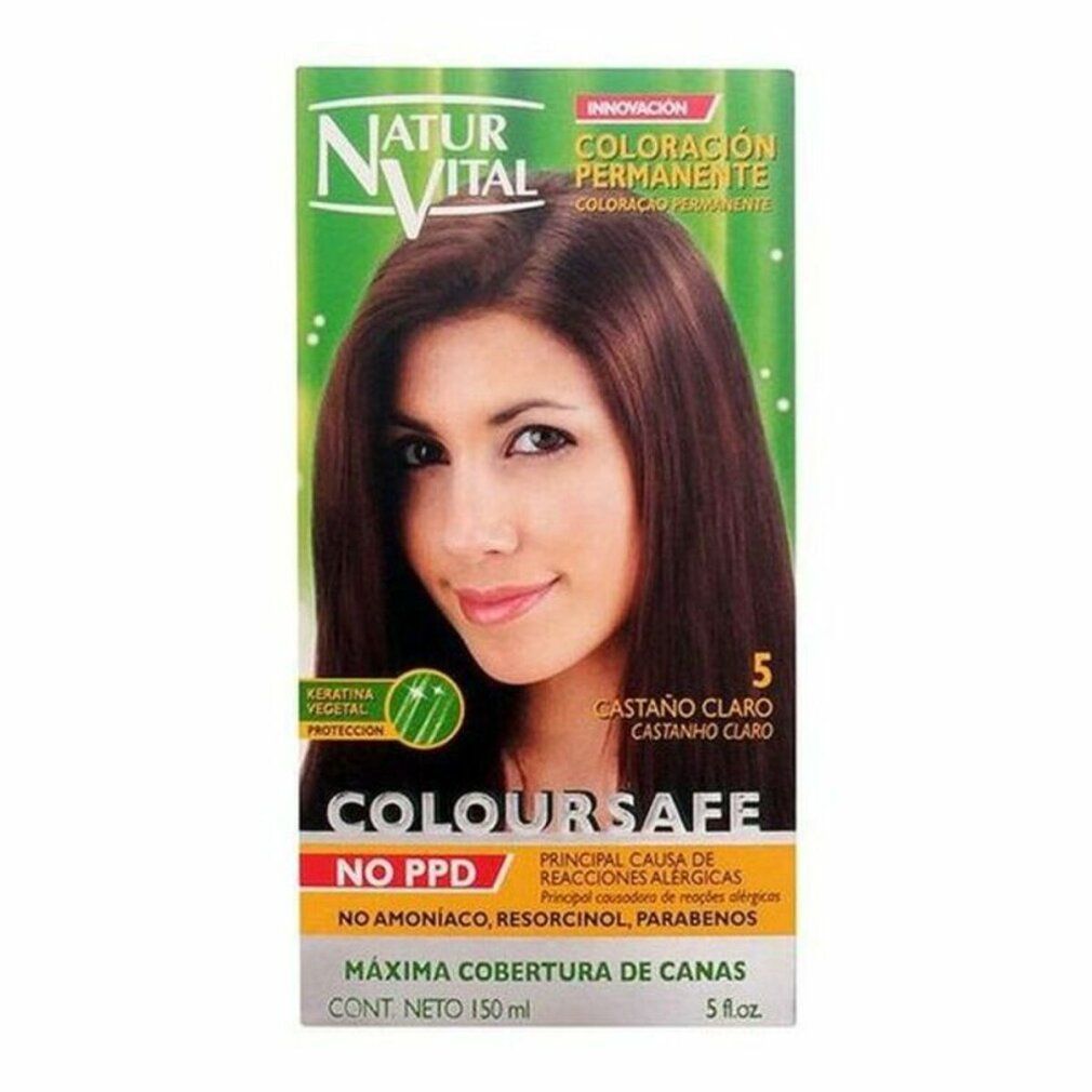 Confezione di tinta per capelli NaturVital Coloursafe, castano chiaro 5. Scritta: No PPD, massima copertura dei capelli grigi. Donna con capelli castani.